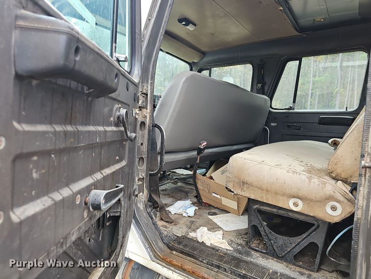 image for item NP9144 1994 International 4800 manure spreader truck