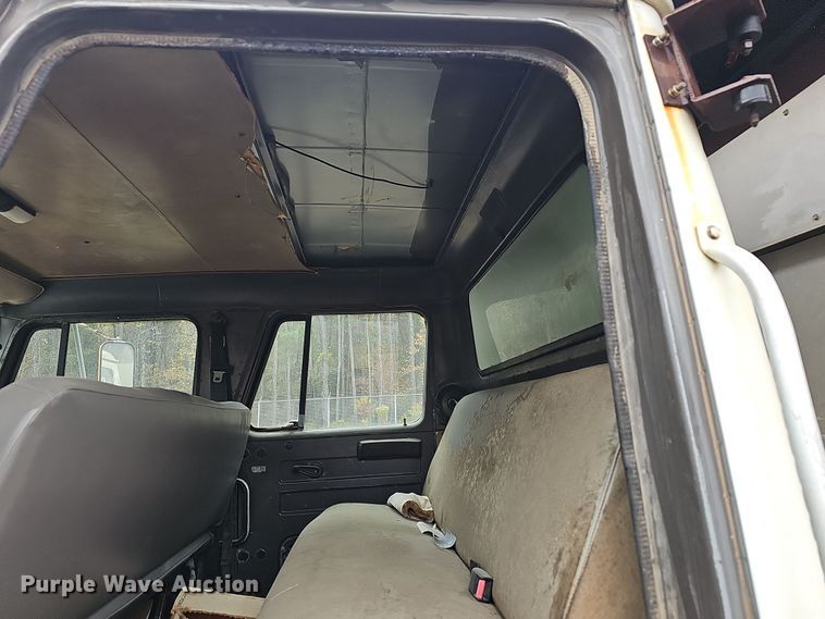 image for item NP9144 1994 International 4800 manure spreader truck