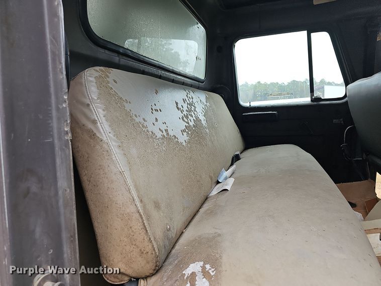 image for item NP9144 1994 International 4800 manure spreader truck