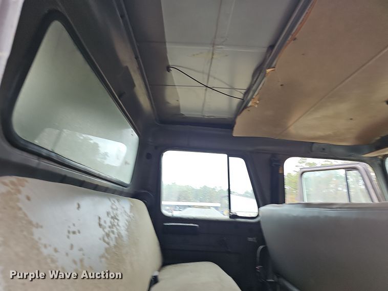 image for item NP9144 1994 International 4800 manure spreader truck