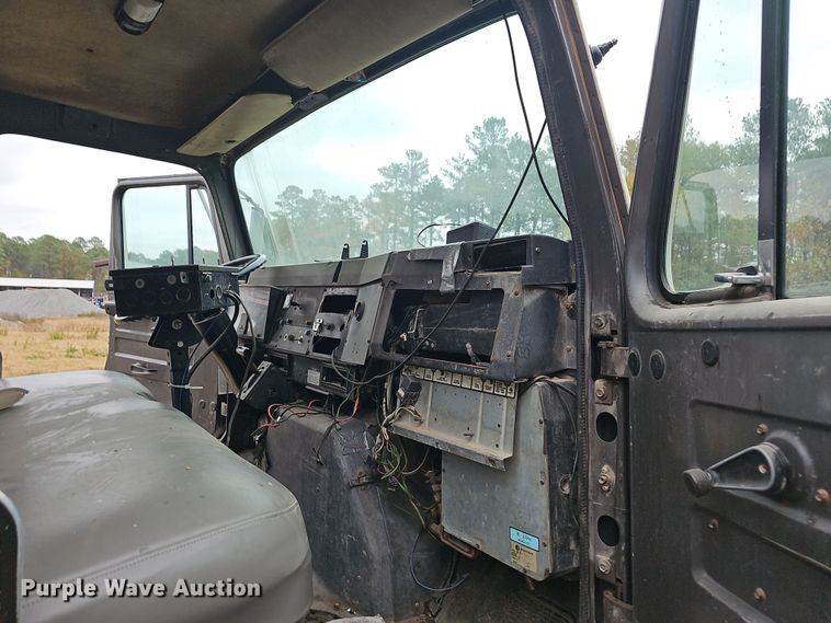 image for item NP9144 1994 International 4800 manure spreader truck