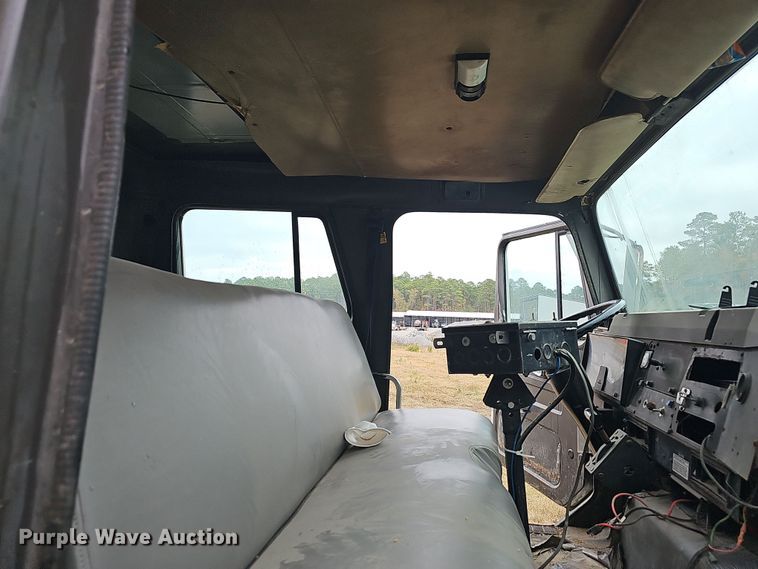 image for item NP9144 1994 International 4800 manure spreader truck