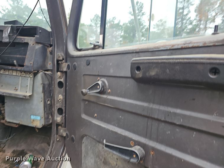 image for item NP9144 1994 International 4800 manure spreader truck