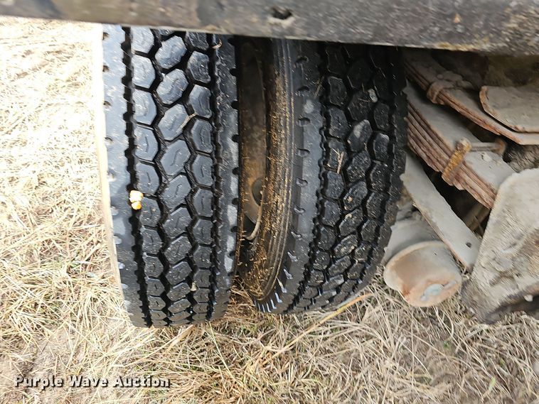 image for item NP9144 1994 International 4800 manure spreader truck