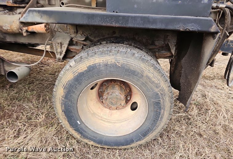 image for item NP9144 1994 International 4800 manure spreader truck