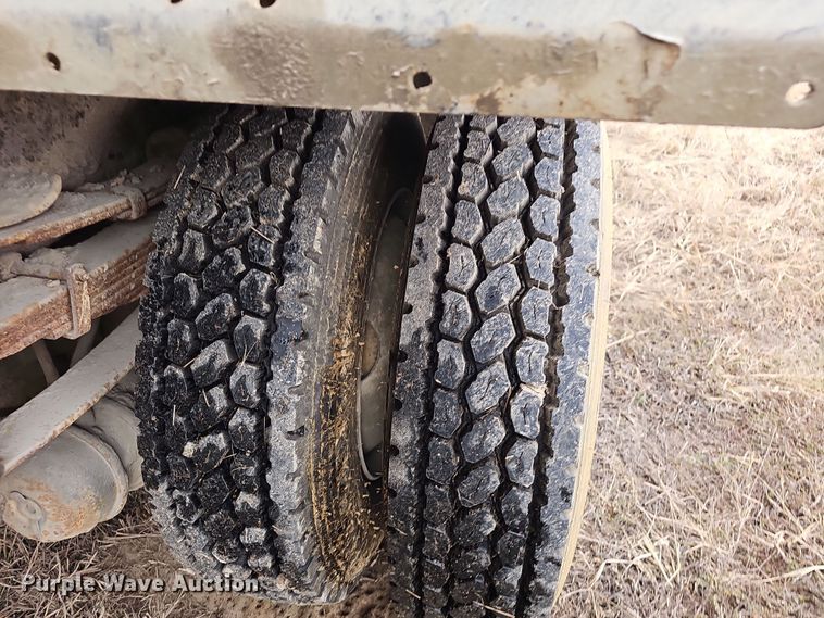 image for item NP9144 1994 International 4800 manure spreader truck