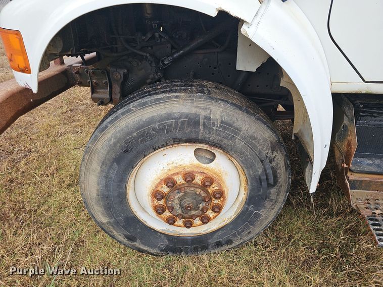 image for item NP9144 1994 International 4800 manure spreader truck