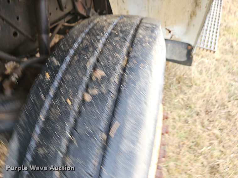 image for item NP9144 1994 International 4800 manure spreader truck