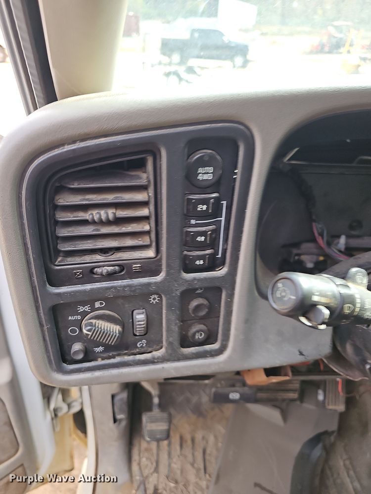 image for item NP9154 2004 GMC Sierra 1500 Ext. Cab pickup truck