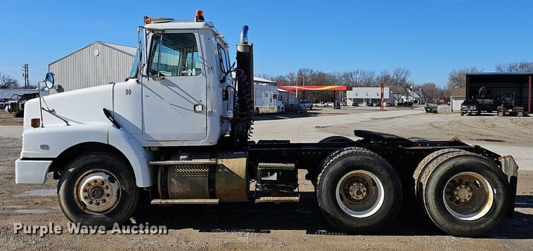 image for item NP9383 1995 Volvo White GMC semi truck