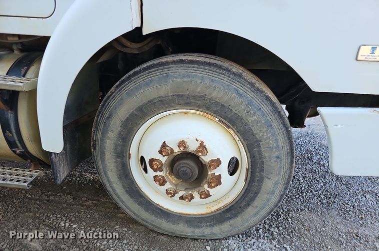 image for item NP9383 1995 Volvo White GMC semi truck