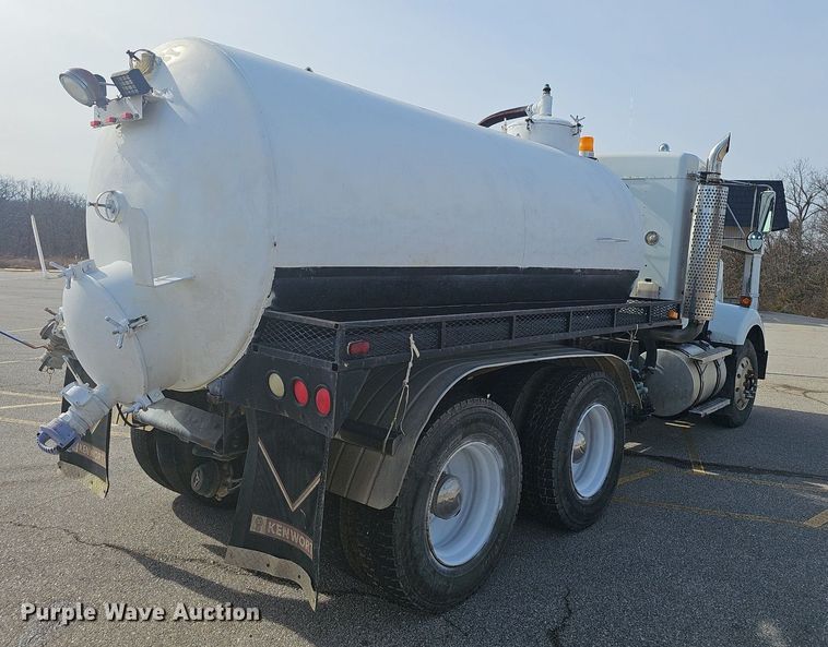 image for item NP9384 1993 Kenworth  T450 tank truck