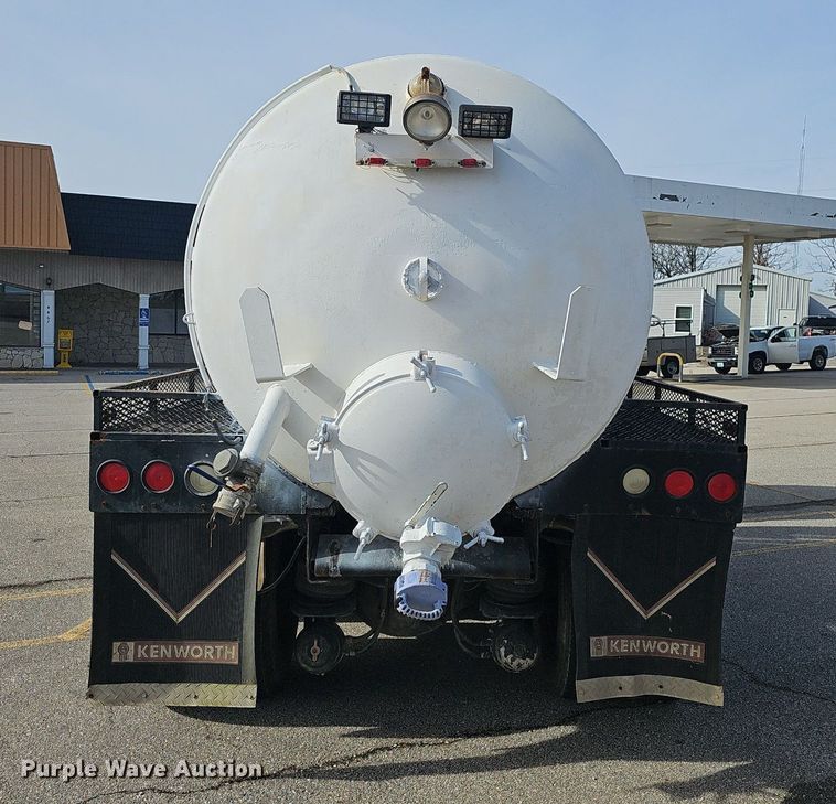image for item NP9384 1993 Kenworth  T450 tank truck
