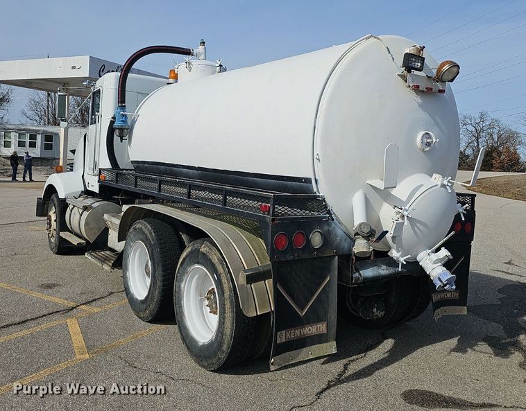 image for item NP9384 1993 Kenworth  T450 tank truck