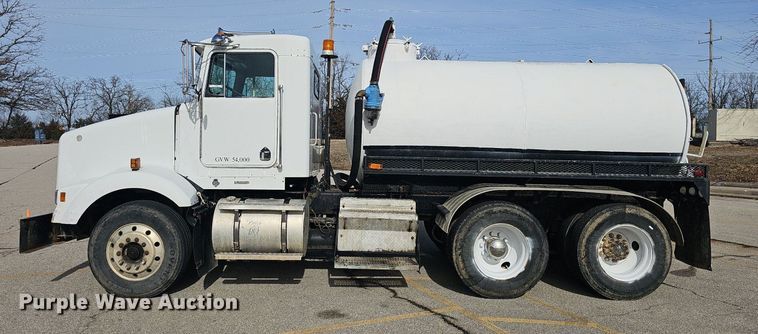 image for item NP9384 1993 Kenworth  T450 tank truck