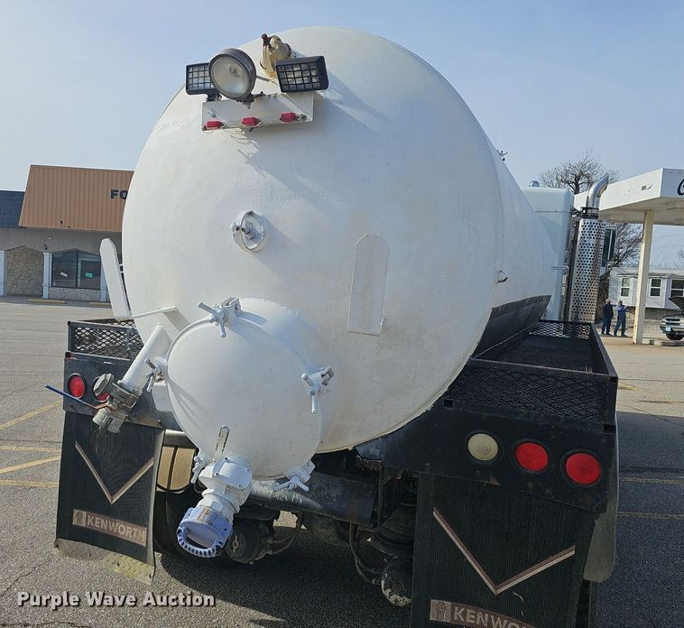 image for item NP9384 1993 Kenworth  T450 tank truck