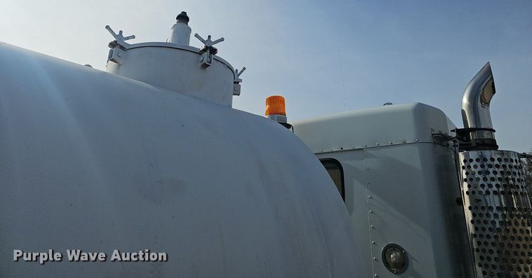 image for item NP9384 1993 Kenworth  T450 tank truck