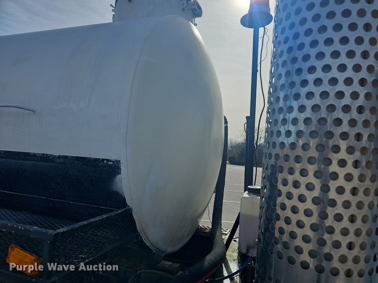 image for item NP9384 1993 Kenworth  T450 tank truck