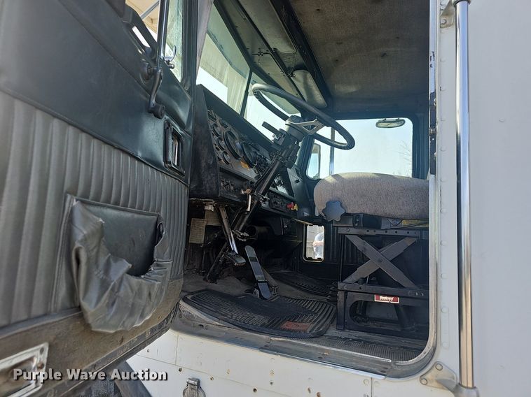 image for item NP9384 1993 Kenworth  T450 tank truck