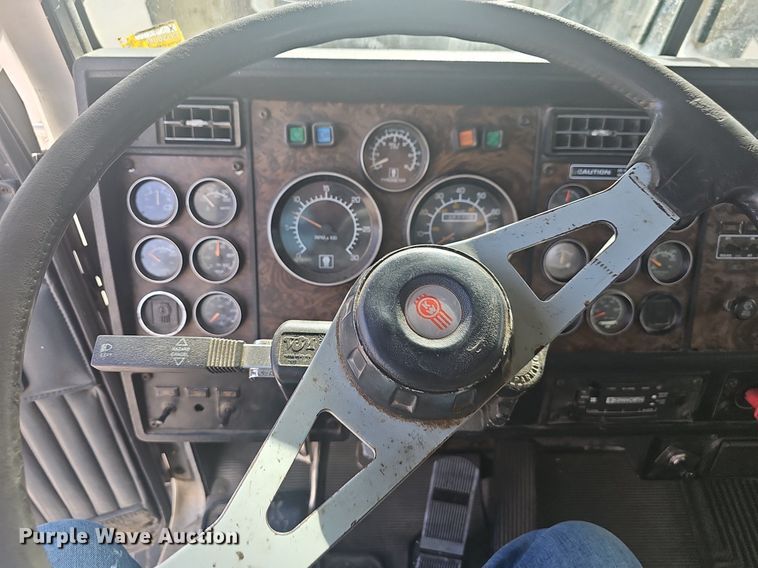 image for item NP9384 1993 Kenworth  T450 tank truck