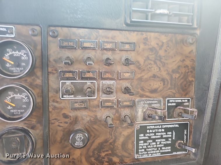 image for item NP9384 1993 Kenworth  T450 tank truck