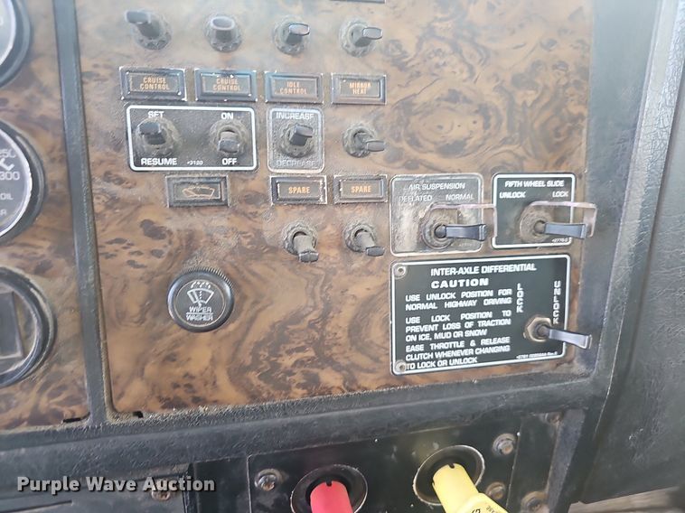 image for item NP9384 1993 Kenworth  T450 tank truck