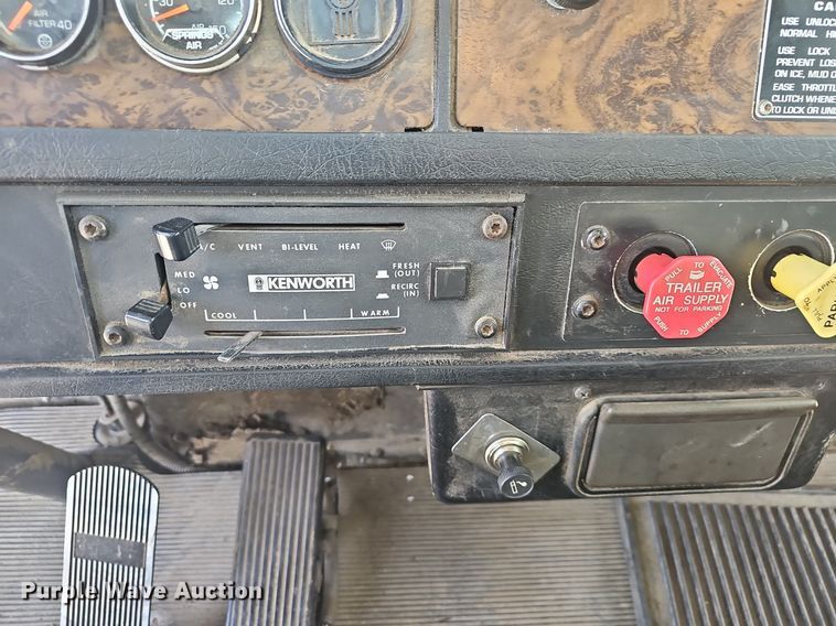 image for item NP9384 1993 Kenworth  T450 tank truck