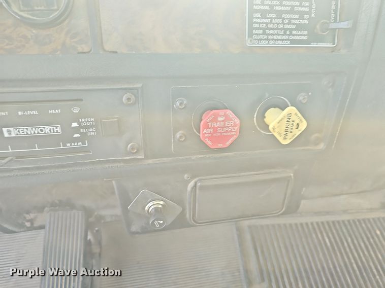 image for item NP9384 1993 Kenworth  T450 tank truck