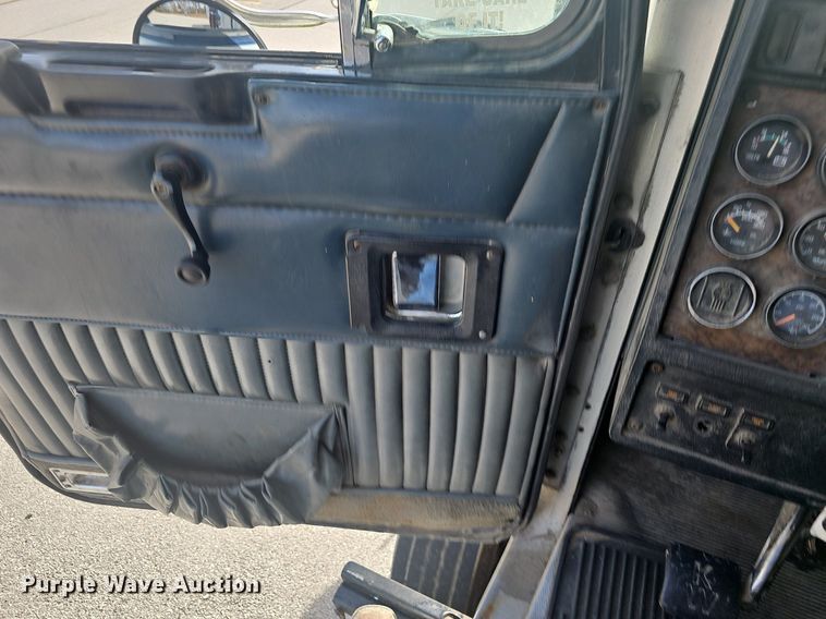 image for item NP9384 1993 Kenworth  T450 tank truck