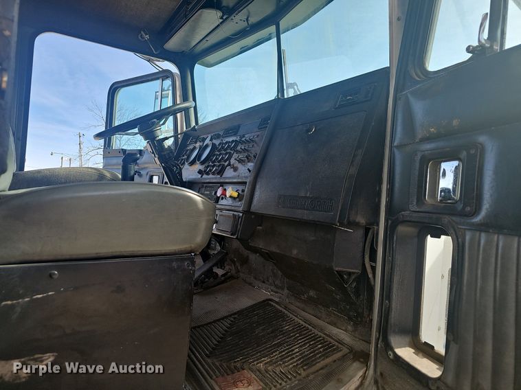 image for item NP9384 1993 Kenworth  T450 tank truck