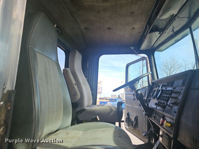 image for item NP9384 1993 Kenworth  T450 tank truck