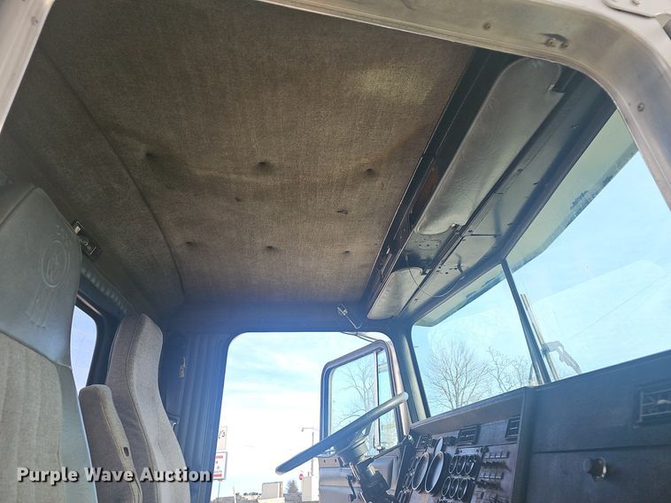 image for item NP9384 1993 Kenworth  T450 tank truck