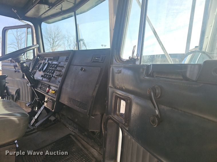 image for item NP9384 1993 Kenworth  T450 tank truck