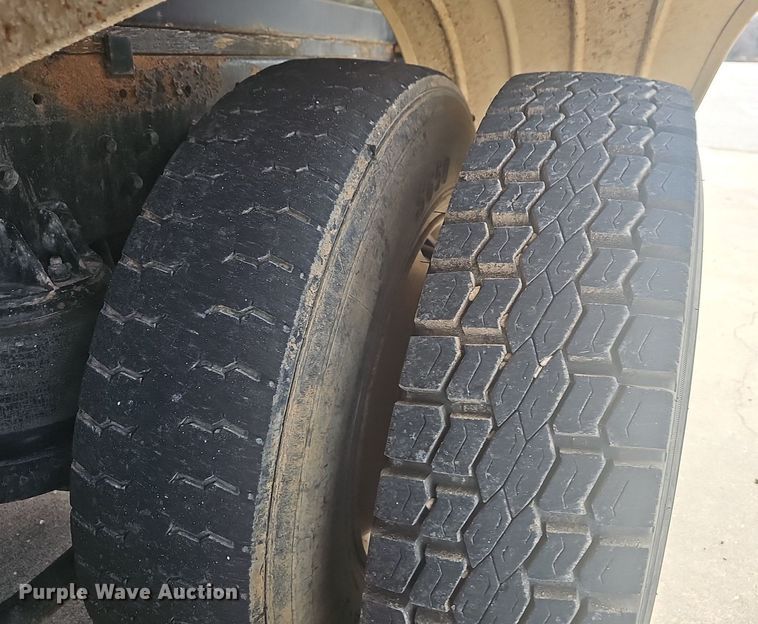 image for item NP9384 1993 Kenworth  T450 tank truck