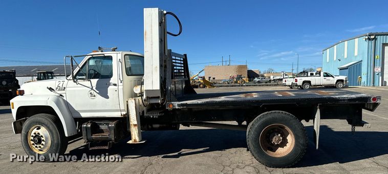 image for item NU9322 1990 Ford F800 crane truck
