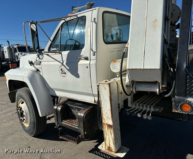 image for item NU9322 1990 Ford F800 crane truck