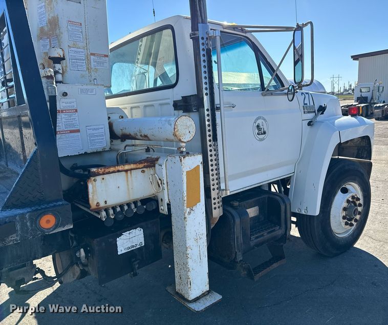 image for item NU9322 1990 Ford F800 crane truck