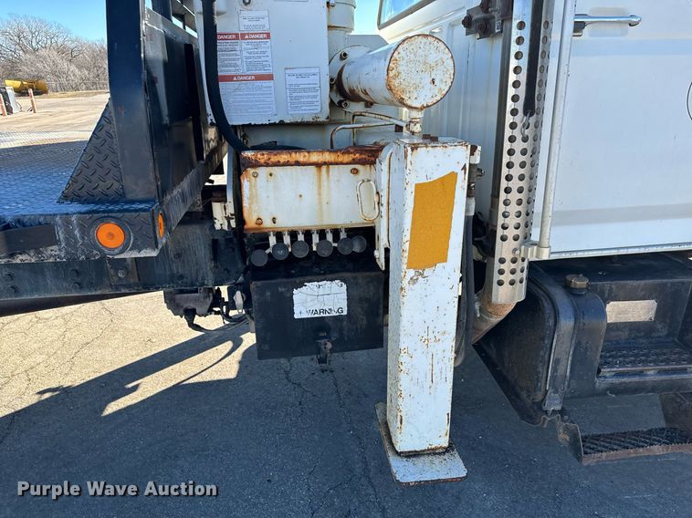 image for item NU9322 1990 Ford F800 crane truck