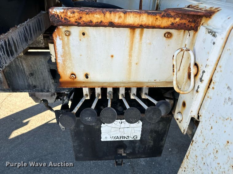 image for item NU9322 1990 Ford F800 crane truck