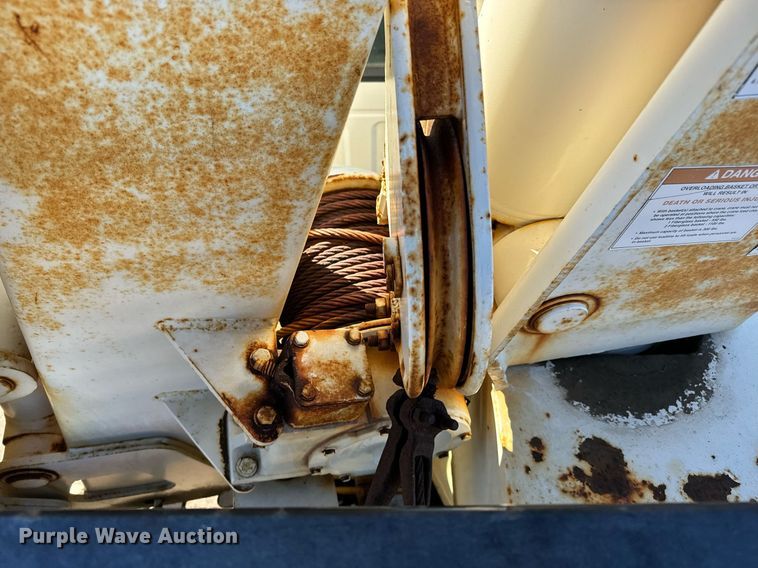 image for item NU9322 1990 Ford F800 crane truck