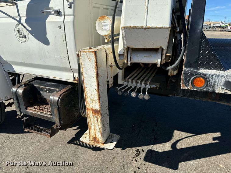 image for item NU9322 1990 Ford F800 crane truck