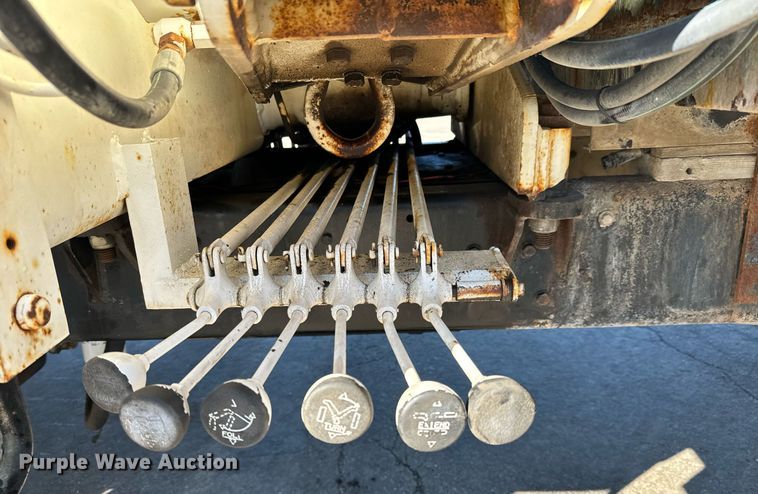 image for item NU9322 1990 Ford F800 crane truck