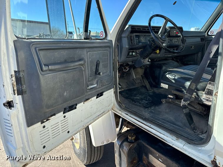 image for item NU9322 1990 Ford F800 crane truck