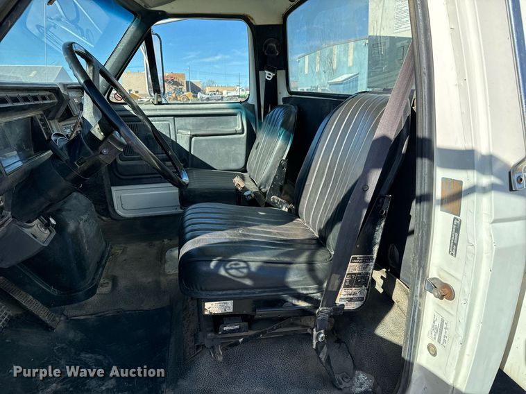 image for item NU9322 1990 Ford F800 crane truck