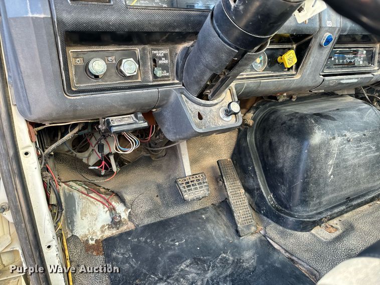 image for item NU9322 1990 Ford F800 crane truck