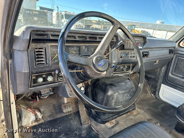 image for item NU9322 1990 Ford F800 crane truck