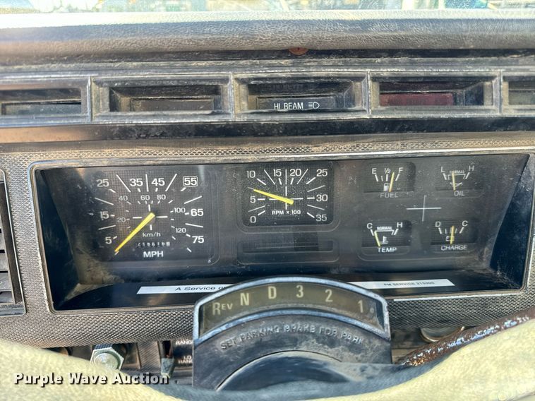 image for item NU9322 1990 Ford F800 crane truck