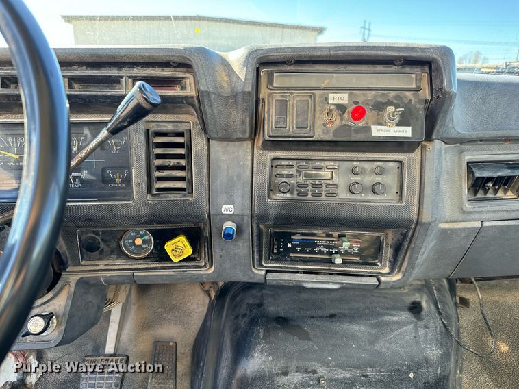 image for item NU9322 1990 Ford F800 crane truck