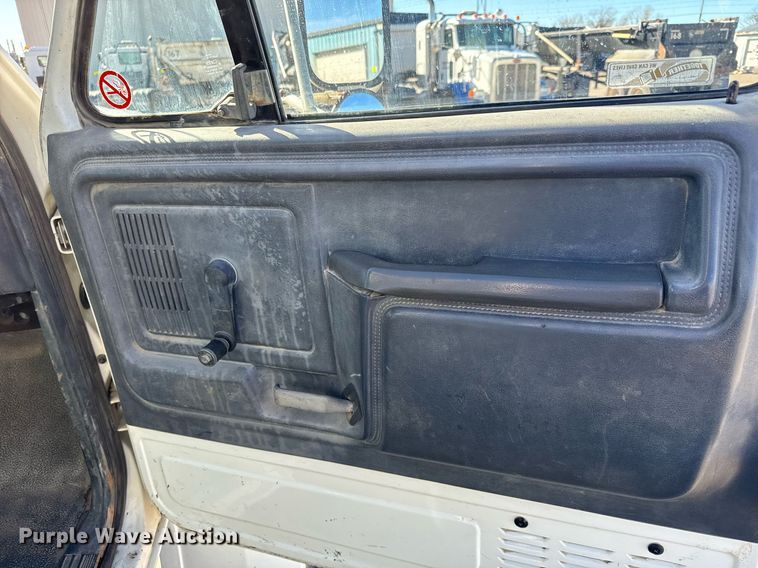 image for item NU9322 1990 Ford F800 crane truck