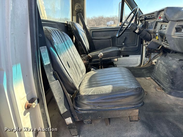 image for item NU9322 1990 Ford F800 crane truck